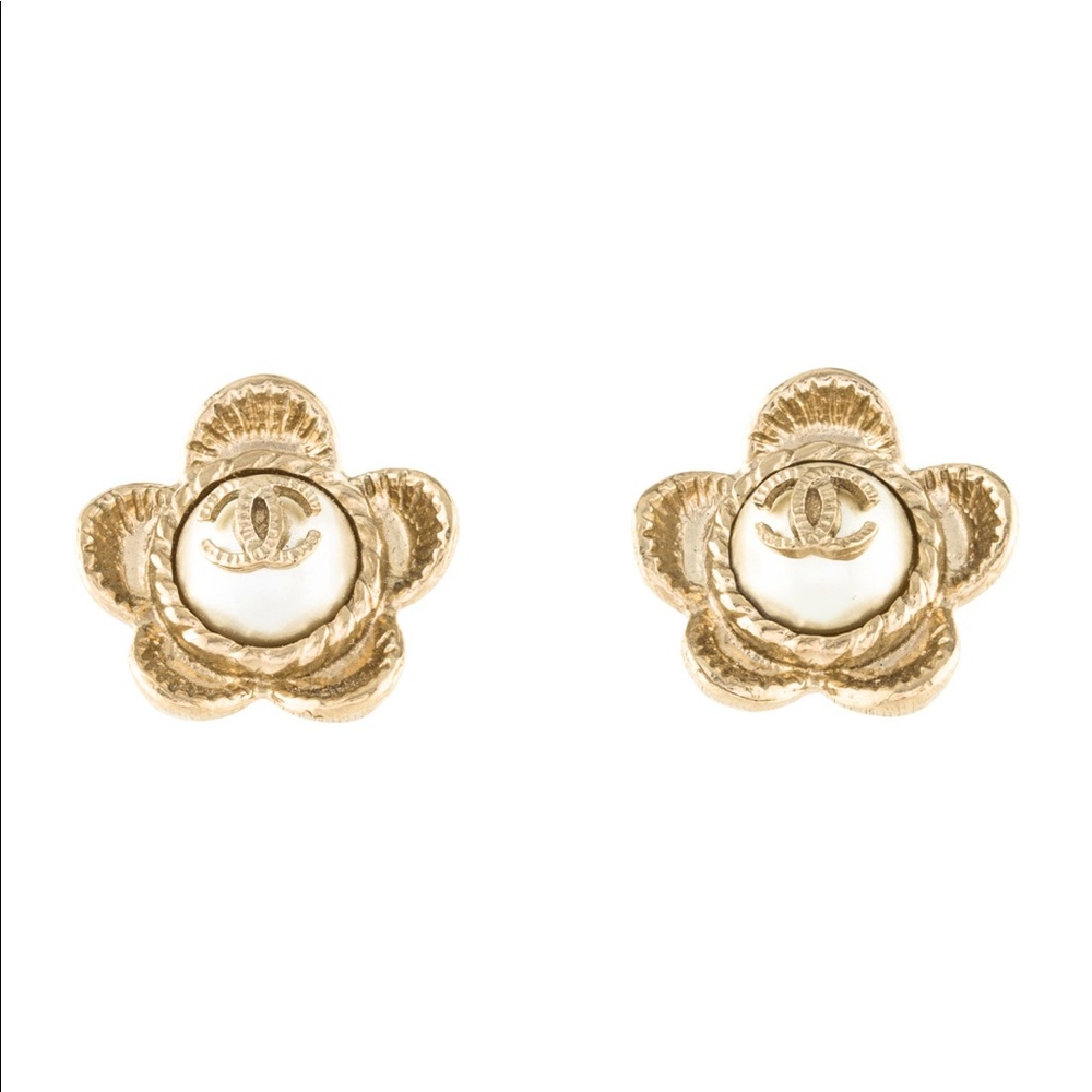 Chanel pearl CC flower studs - 100% authentic